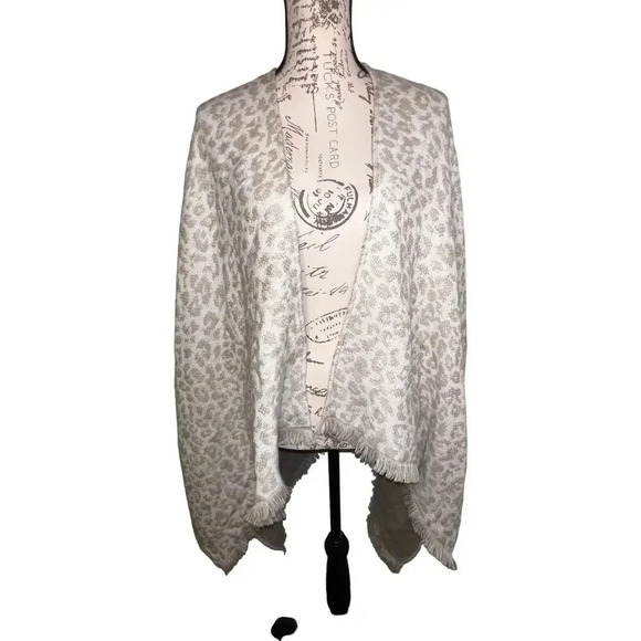 Snow Leopard print Cozy Poncho with fringe asymmetrical hem L=32-42” W=50” - Picture 2 of 7
